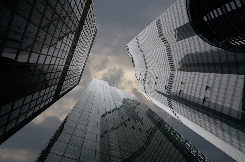 Concepto de futuro financiero de la economía Opinión de ángulo bajo de edificios corporativos altos fotos de archivo libres de regalías Concepto de futuro financiero de la economía Opinión de ángulo bajo de edificios corporativos altos fotos de archivo libres de regalías