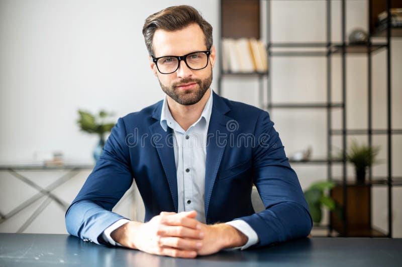 Empresarios exitosos compartiendo sus experiencias