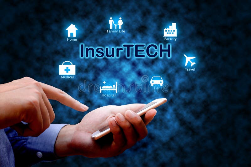 Concepto de Insurtech de la tecnología del seguro, mano humana usando elegante imagen de archivo libre de regalías Concepto de Insurtech de la tecnología del seguro, mano humana usando elegante imagen de archivo libre de regalías