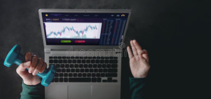 Concepto de inversión de criptodivisa. mujer haciendo meditación yoga y haciendo ejercicio con dumbbell mientras usa computadora portátil para intercambiar bitcoin. tecnología de fintech de blockchain