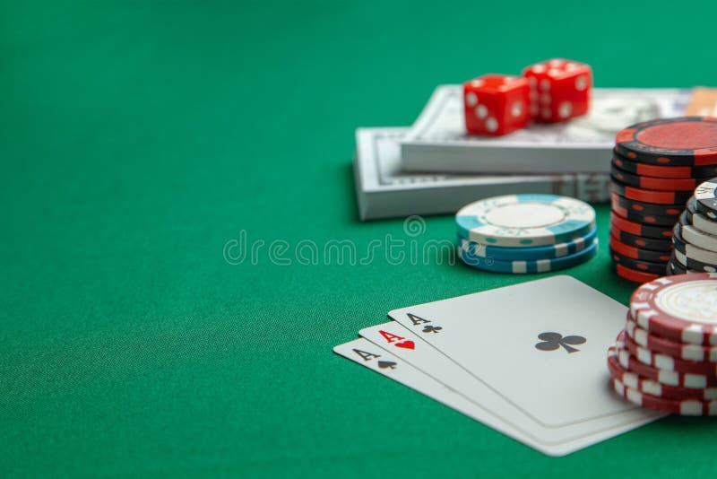 Concepto de juego en el casino, póker de los deportes Naipes con los dados y microprocesadores coloreados con los dólares del din fotos de archivo libres de regalías Concepto de juego en el casino, póker de los deportes Naipes con los dados y microprocesadores coloreados con los dólares del din fotos de archivo libres de regalías