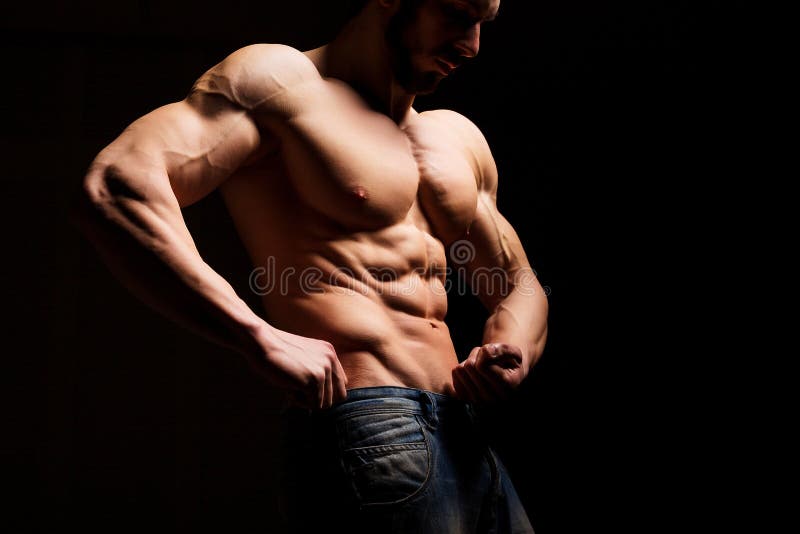 Concepto de la aptitud Torso muscular y atractivo del hombre joven que tiene trozo masculino perfecto del ABS, del bíceps y del p imagen de archivo Concepto de la aptitud Torso muscular y atractivo del hombre joven que tiene trozo masculino perfecto del ABS, del bíceps y del p imagen de archivo