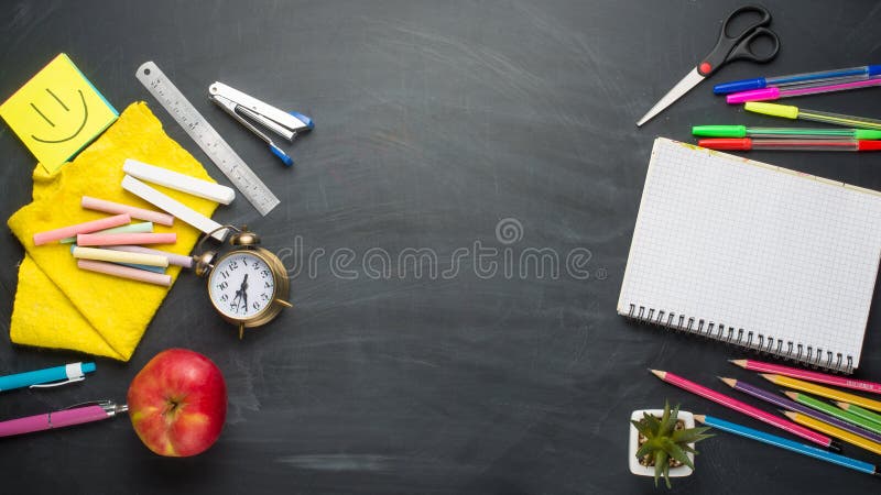 Concepto de la bandera de nuevo al despertador de la escuela, efectos de escritorio del cuaderno de Apple del lápiz en fondo de l fotografía de archivo libre de regalías Concepto de la bandera de nuevo al despertador de la escuela, efectos de escritorio del cuaderno de Apple del lápiz en fondo de l fotografía de archivo libre de regalías