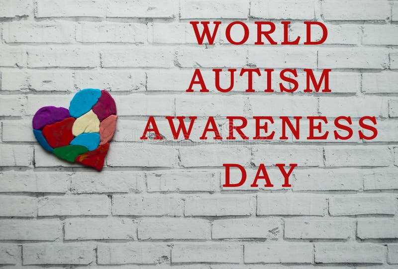 Concepto de la conciencia del autismo con el corazón de pedazos coloridos imagenes de archivo Concepto de la conciencia del autismo con el corazón de pedazos coloridos imagenes de archivo