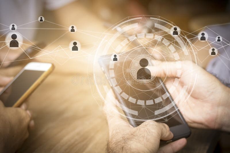 Concepto de la conexión y de la tecnología, grupo de teléfono del uso del hombre al co fotos de archivo libres de regalías Concepto de la conexión y de la tecnología, grupo de teléfono del uso del hombre al co fotos de archivo libres de regalías