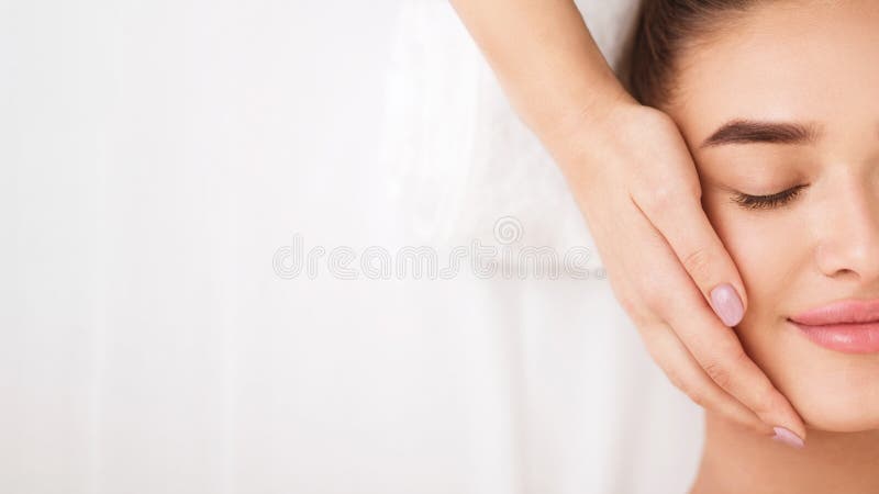 Concepto de la cosmetolog?a Mujer que disfruta del masaje de cara, visión superior imagen de archivo libre de regalías Concepto de la cosmetolog?a Mujer que disfruta del masaje de cara, visión superior imagen de archivo libre de regalías