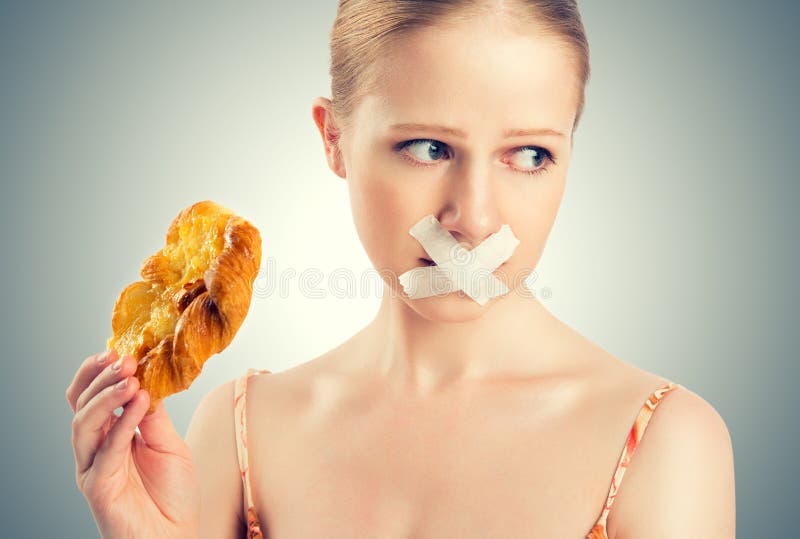 Concepto de la dieta. boca de la mujer sellada con la cinta aislante con los bollos