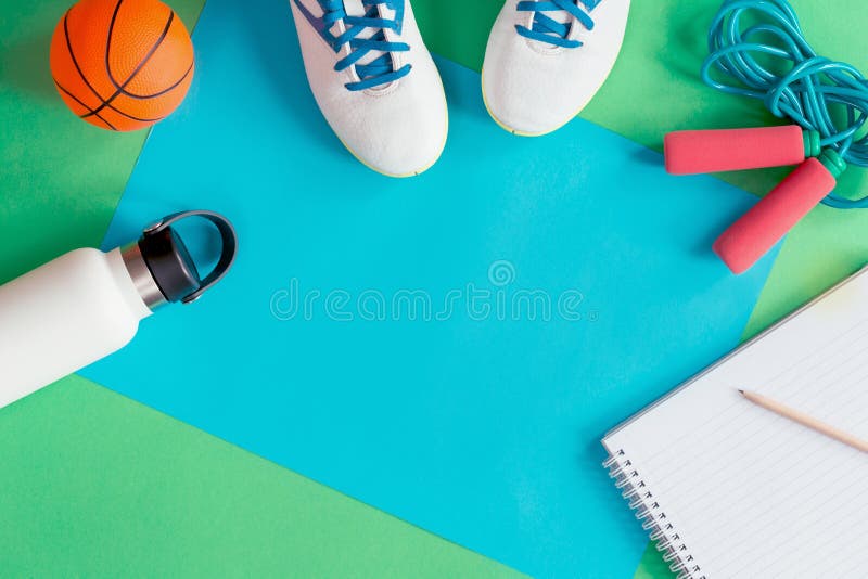 Concepto de la educación de los deportes con los zapatos y la bola del fútbol fotos de archivo Concepto de la educación de los deportes con los zapatos y la bola del fútbol fotos de archivo