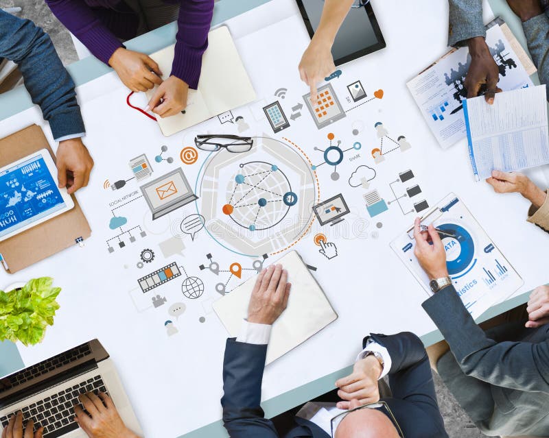 Concepto de la estrategia del intercambio de ideas de la información del dispositivo de Digitaces de la comunicación global foto de archivo libre de regalías