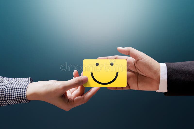 Concepto de la experiencia del cliente, mujer feliz del cliente que da un Feedbac fotos de archivo