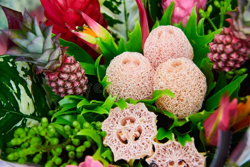 Concepto de la floristería Ramo precioso hermoso del primer de flores mezcladas en la tabla de madera imagen de archivo libre de regalías Concepto de la floristería Ramo precioso hermoso del primer de flores mezcladas en la tabla de madera imagen de archivo libre de regalías
