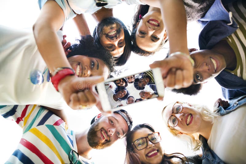 Concepto de la foto del trabajo en equipo de los estudiantes universitarios que habla foto de archivo libre de regalías Concepto de la foto del trabajo en equipo de los estudiantes universitarios que habla foto de archivo libre de regalías