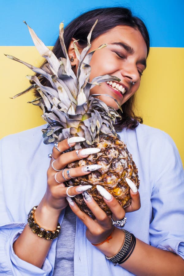 Concepto de la gente de la forma de vida la muchacha india sonriente bonita joven con la piña, verano asiático da fruto imagen de archivo libre de regalías Concepto de la gente de la forma de vida la muchacha india sonriente bonita joven con la piña, verano asiático da fruto imagen de archivo libre de regalías