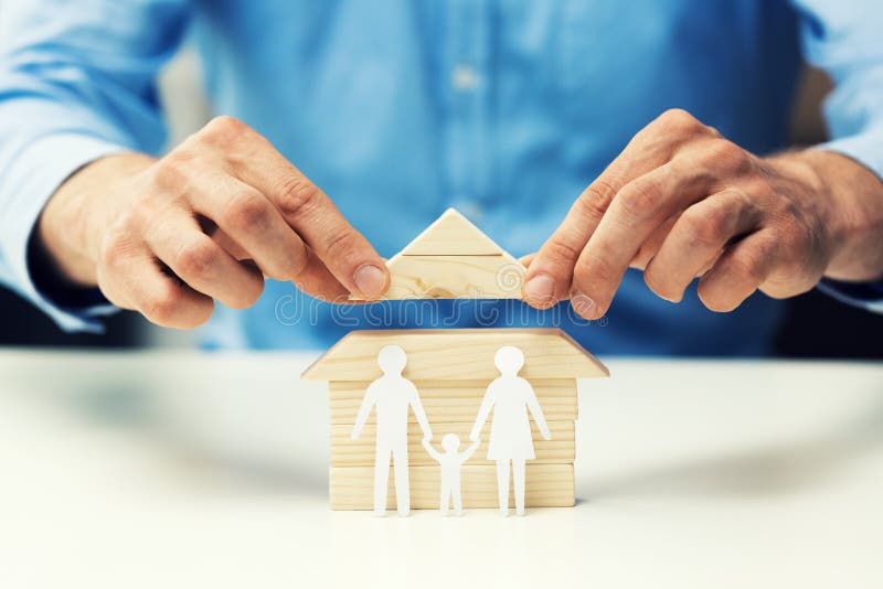 concepto de la hipoteca de la casa - familia de la ayuda del vendedor para conseguir el nuevo hogar
