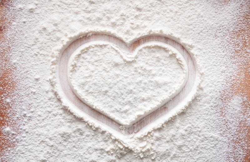 Concepto de la hornada en el fondo de madera, harina asperjada con el corazón, espacio de la copia imagenes de archivo Concepto de la hornada en el fondo de madera, harina asperjada con el corazón, espacio de la copia imagenes de archivo