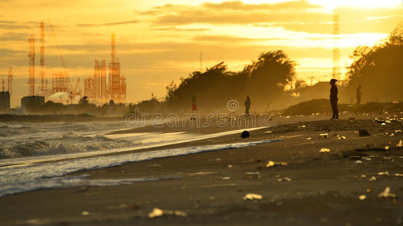 Concepto de la industria de la contaminación, contaminación de la playa Las botellas plásticas y la otra basura en la playa y la foto de archivo libre de regalías Concepto de la industria de la contaminación, contaminación de la playa Las botellas plásticas y la otra basura en la playa y la foto de archivo libre de regalías