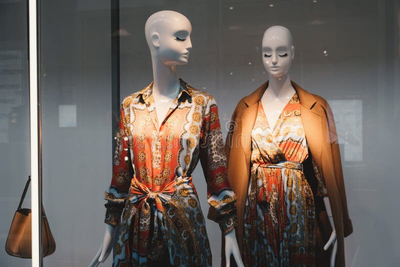 Concepto de la manera Maniqu?es femeninos elegantes de la foto dos que demuestran la ropa foto de archivo Concepto de la manera Maniqu?es femeninos elegantes de la foto dos que demuestran la ropa foto de archivo