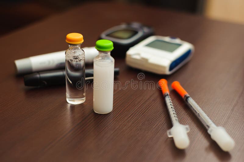 Concepto de la medicina, de la diabetes y de la atención sanitaria - cierre para arriba de la raya de la prueba del azúcar de san imágenes de archivo libres de regalías Concepto de la medicina, de la diabetes y de la atención sanitaria - cierre para arriba de la raya de la prueba del azúcar de san imágenes de archivo libres de regalías