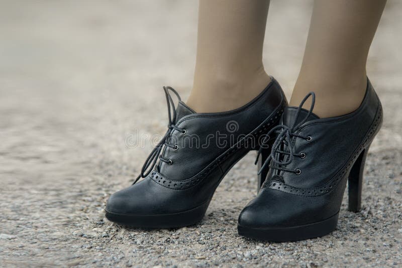Concepto La Moda De Los Pies De Las Mujeres En Zapatos Negros Los Tacones Altos Imagen de archivo - Imagen de adulto, 132927831