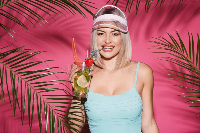 Concepto de la muchacha de las zonas tropicales imagen de archivo Concepto de la muchacha de las zonas tropicales imagen de archivo