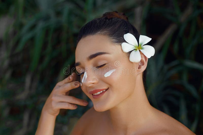 Concepto de la mujer de la belleza Cuidado de piel Modelo joven con la piel suave que sostiene la crema cosmética Retrato de la c fotografía de archivo Concepto de la mujer de la belleza Cuidado de piel Modelo joven con la piel suave que sostiene la crema cosmética Retrato de la c fotografía de archivo