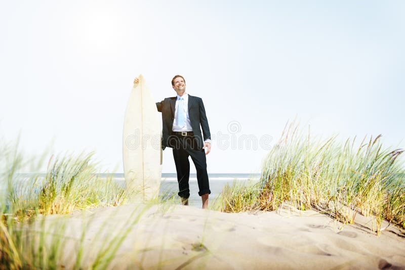 Concepto de la playa de Relaxation Surfing Summer del hombre de negocios foto de archivo libre de regalías Concepto de la playa de Relaxation Surfing Summer del hombre de negocios foto de archivo libre de regalías