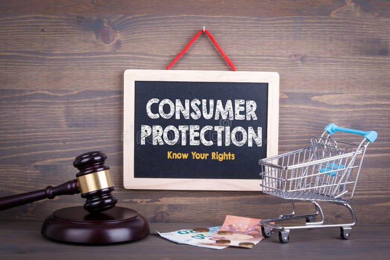 Concepto de la protección de las derechas de consumidor Pizarra en un fondo de madera
