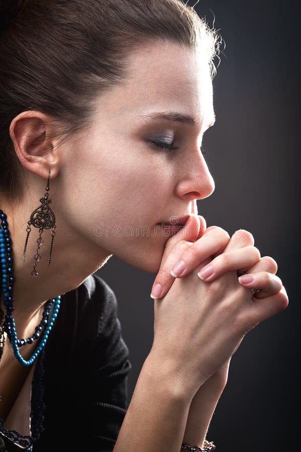 Concepto de la religión - mujer y su rezo foto de archivo libre de regalías Concepto de la religión - mujer y su rezo foto de archivo libre de regalías