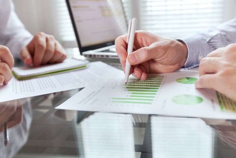 Concepto de la supervisión del negocio, estrategia de las finanzas imagen de archivo Concepto de la supervisión del negocio, estrategia de las finanzas imagen de archivo