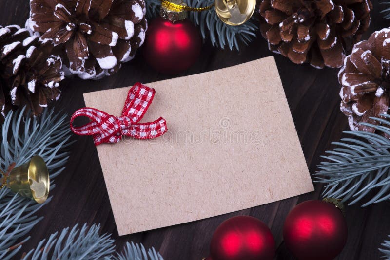Concepto de la tarjeta de felicitación del día de fiesta del Año Nuevo de Navidad de la Navidad con los conos rojos de las ramas imágenes de archivo libres de regalías Concepto de la tarjeta de felicitación del día de fiesta del Año Nuevo de Navidad de la Navidad con los conos rojos de las ramas imágenes de archivo libres de regalías