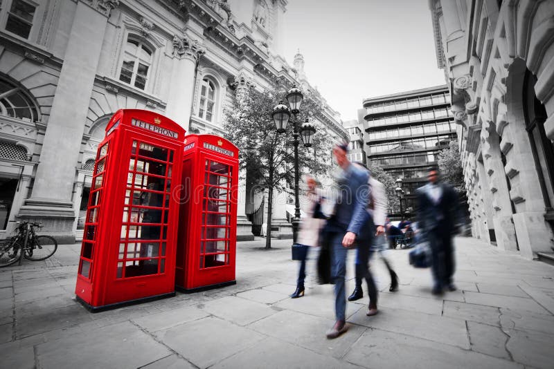 Concepto de la vida empresarial en Londres, el Reino Unido. Cabina de teléfono roja imágenes de archivo libres de regalías Concepto de la vida empresarial en Londres, el Reino Unido. Cabina de teléfono roja imágenes de archivo libres de regalías