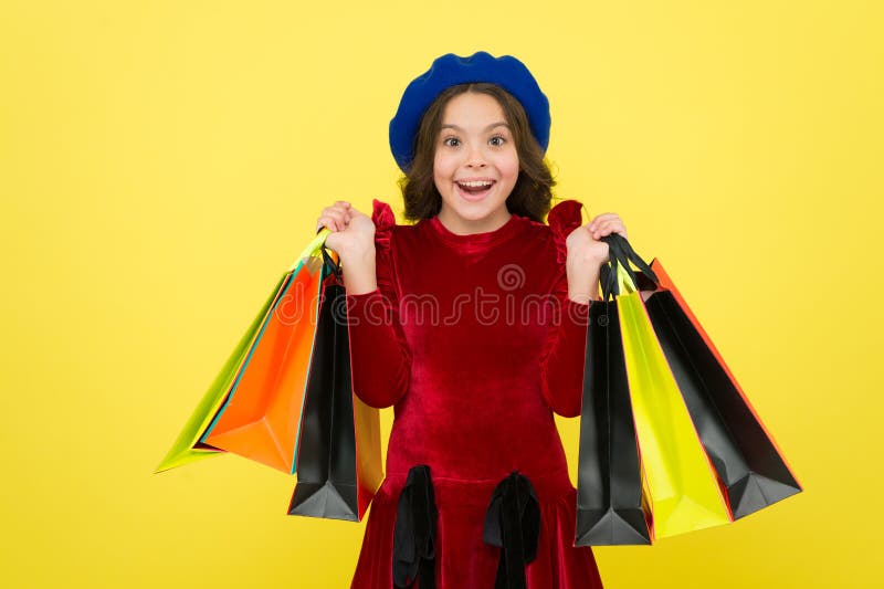 Concepto de las compras del cumpleaños Muchacha linda del niño pequeña en viaje que hace compras El mejor precio Compra ahora Cen imágenes de archivo libres de regalías Concepto de las compras del cumpleaños Muchacha linda del niño pequeña en viaje que hace compras El mejor precio Compra ahora Cen imágenes de archivo libres de regalías