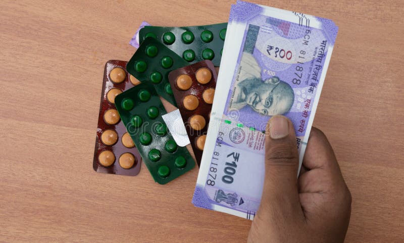Concepto de las manos de la persona que compran píldoras o tabletas con moneda india imagenes de archivo Concepto de las manos de la persona que compran píldoras o tabletas con moneda india imagenes de archivo
