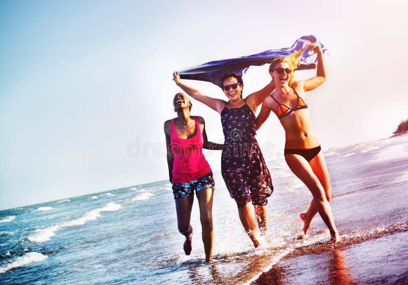 Concepto de las vacaciones de la playa del verano de las muchachas de la feminidad