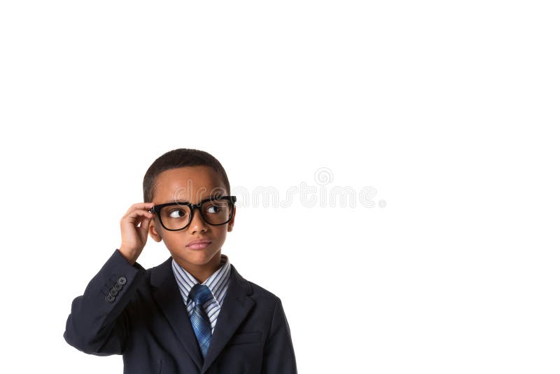 Concepto de liderazgo y éxito - niñito afroamericano con gafas en traje de negocios, fondo blanco, espacio de copia foto de archivo Concepto de liderazgo y éxito - niñito afroamericano con gafas en traje de negocios, fondo blanco, espacio de copia foto de archivo