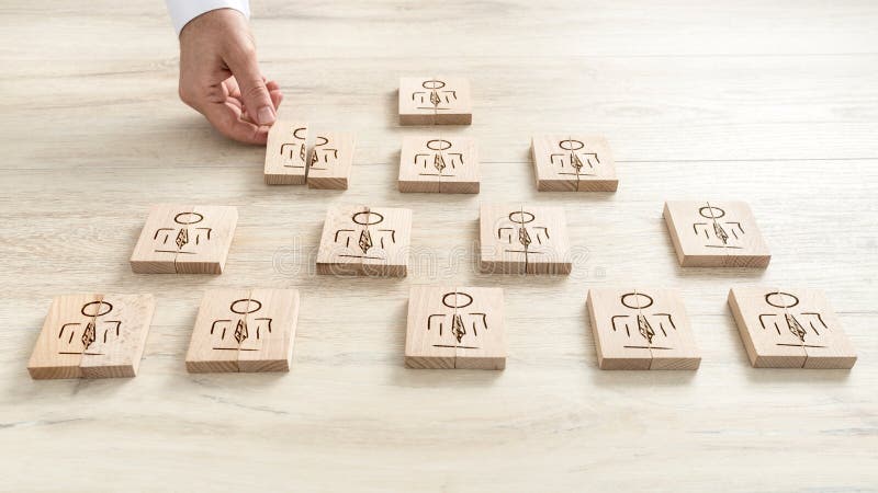 Concepto de los recursos humanos con un hombre de negocios que arregla una serie de imagen de archivo