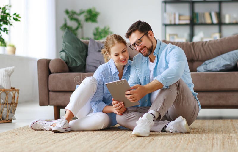 Concepto de mudanza, hogar de compra planes de la pareja de matrimonios para reparar y para proyectar el apartamento foto de archivo libre de regalías Concepto de mudanza, hogar de compra planes de la pareja de matrimonios para reparar y para proyectar el apartamento foto de archivo libre de regalías