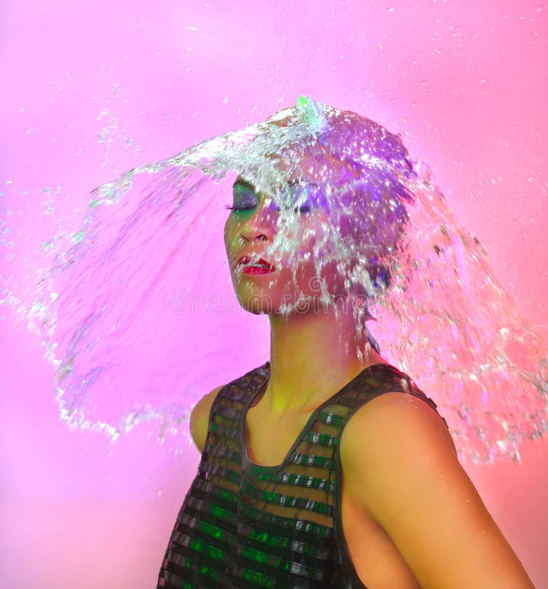 Concepto de mujer y de agua que salpican encima de su cabeza fotografía de archivo Concepto de mujer y de agua que salpican encima de su cabeza fotografía de archivo