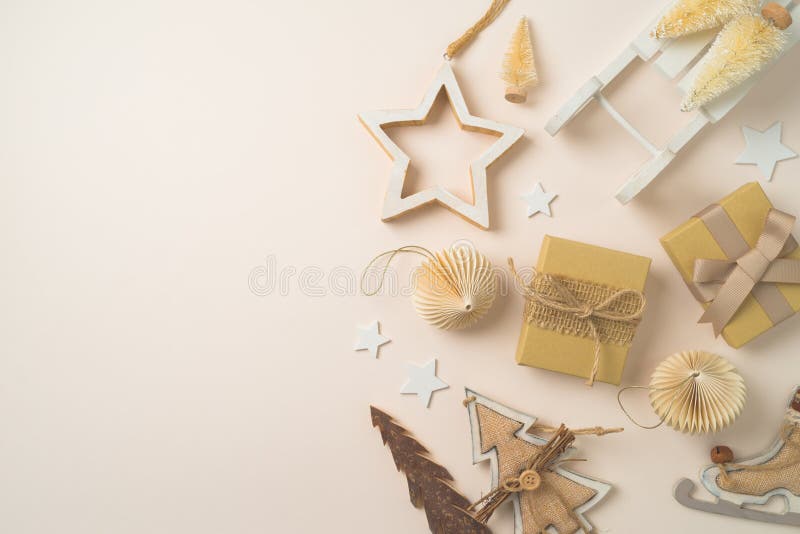Concepto de navidad con decoración de estilo escandinavo adornos y adornos ecológicos acogedores con un fondo luminoso. capa plana foto de archivo libre de regalías
