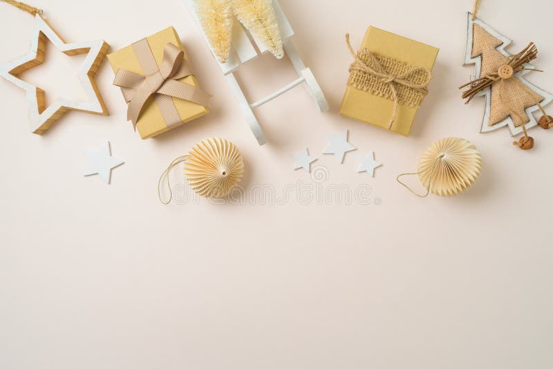 Concepto de navidad con decoración de estilo escandinavo adornos y adornos ecológicos acogedores con un fondo luminoso. capa plana imagen de archivo