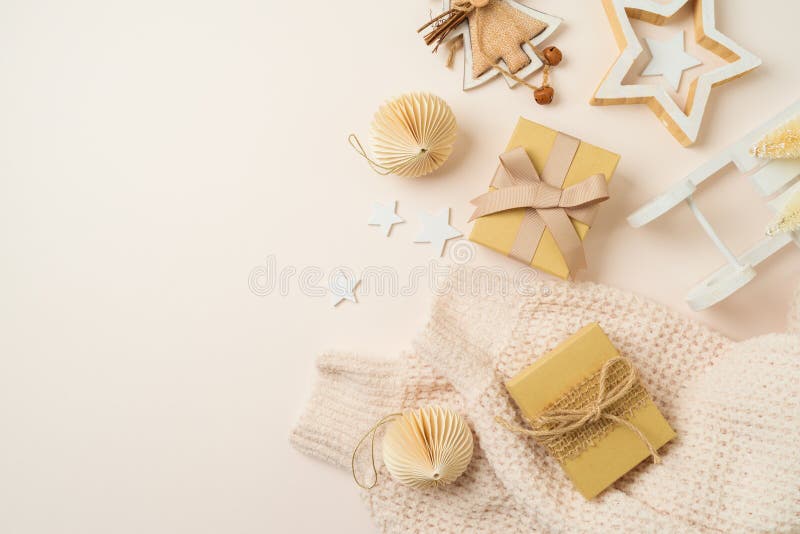 Concepto de navidad con decoración de estilo escandinavo adornos y adornos ecológicos acogedores con un fondo luminoso. capa plana imagen de archivo