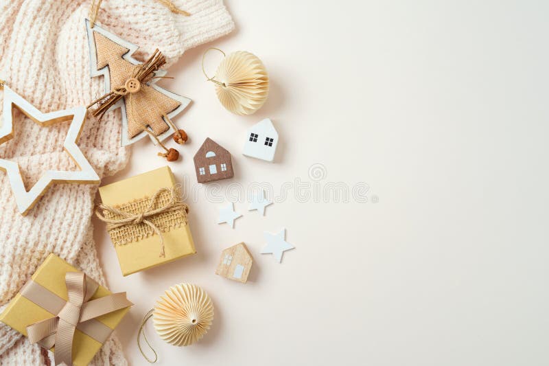 Concepto de navidad con decoración de estilo escandinavo adornos y adornos ecológicos acogedores con un fondo luminoso. capa plana imagen de archivo libre de regalías