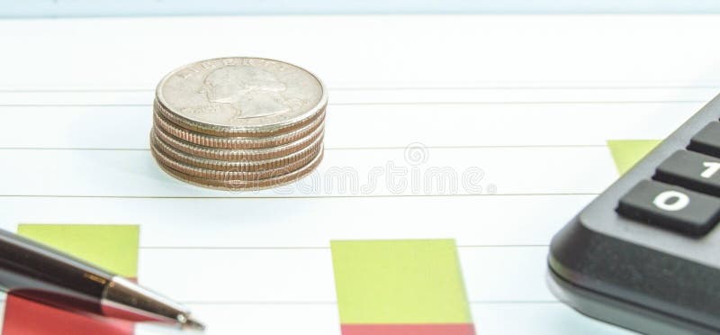 Concepto de negocio y finanzas: Monedas de oro apiladas, calculadora, pluma en gráfico imágenes de archivo libres de regalías