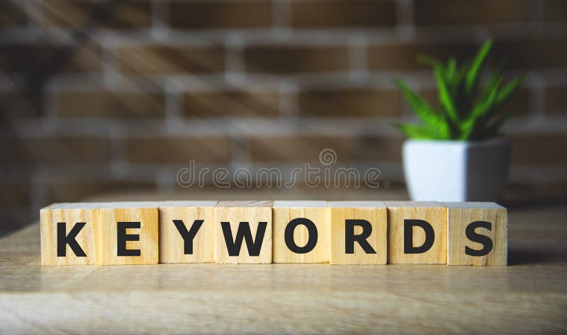 Concepto de palabra KEYWORDS en bloques de madera concepto de Internet