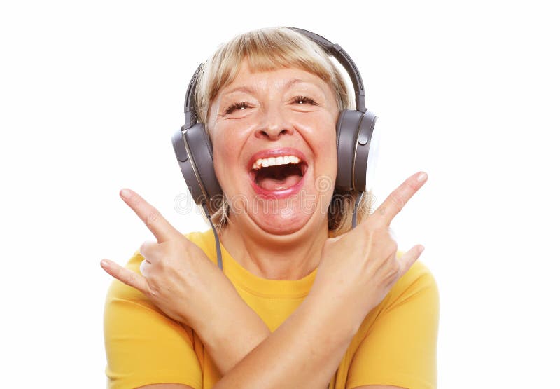 Concepto de personas, emoción y tecnologÃa: retrato de anciana escuchando música con auriculares imagenes de archivo Concepto de personas, emoción y tecnologÃa: retrato de anciana escuchando música con auriculares imagenes de archivo