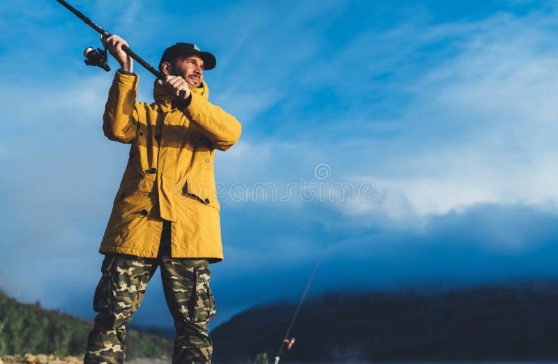 Pescador De Barbas Agarrando La Caña De Pescar, El Hombre Disfruta Del  Deporte De Pasatiempos En El Río De Montaña, La Persona Ca Imagen de  archivo - Imagen de calma, charca: 173718931