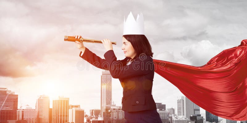 Concepto de poder y de ?xito con el super h?roe de la empresaria en ciudad grande fotografía de archivo libre de regalías Concepto de poder y de ?xito con el super h?roe de la empresaria en ciudad grande fotografía de archivo libre de regalías