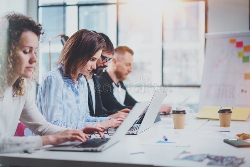 Concepto de proceso del trabajo en equipo Los compañeros de trabajo jovenes trabajan con nuevo proyecto de inicio en la oficina s imagenes de archivo Concepto de proceso del trabajo en equipo Los compañeros de trabajo jovenes trabajan con nuevo proyecto de inicio en la oficina s imagenes de archivo