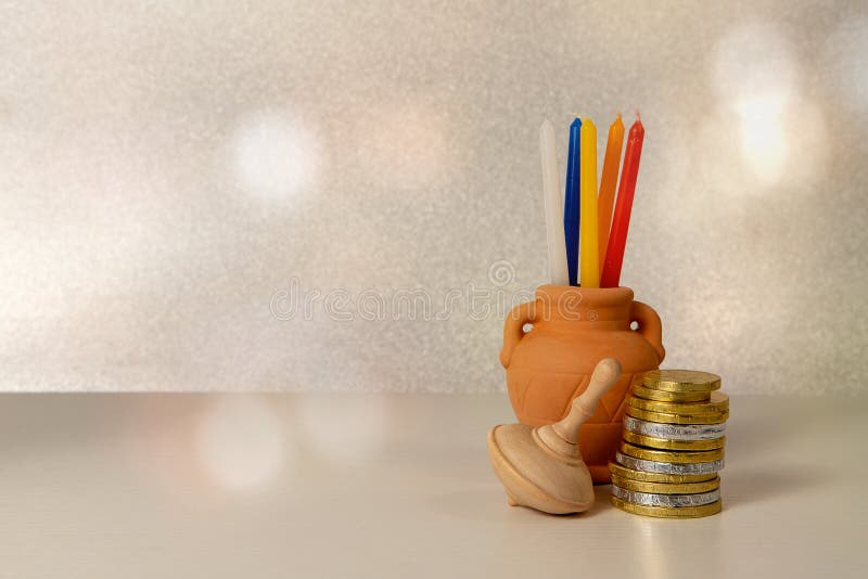 Concepto de religión jewish hanukkah festividad con escarabajo en la parte superior de madera, pequeño frasco de arcilla con vela fotografía de archivo libre de regalías Concepto de religión jewish hanukkah festividad con escarabajo en la parte superior de madera, pequeño frasco de arcilla con vela fotografía de archivo libre de regalías
