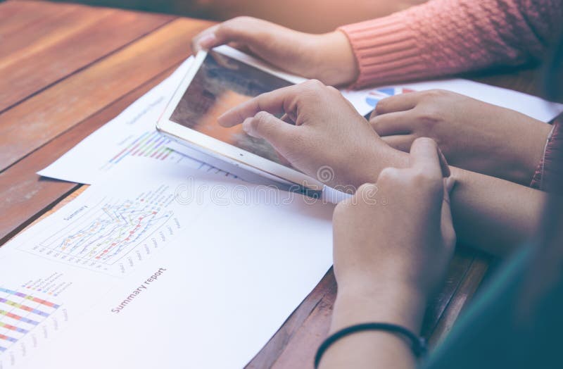 Concepto de Team Brainstorming Data Target Financial del negocio, colegas del inversor que discuten nuevo plan imagen de archivo libre de regalías Concepto de Team Brainstorming Data Target Financial del negocio, colegas del inversor que discuten nuevo plan imagen de archivo libre de regalías